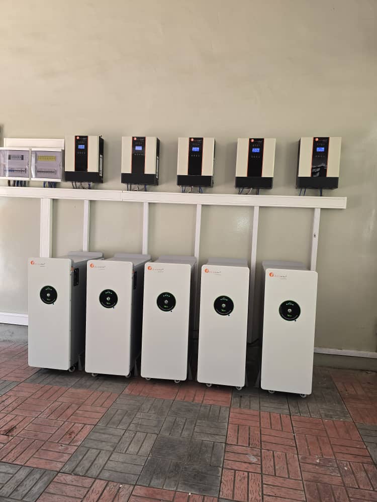 Installation d'onduleurs et de batteries de stockage solaire